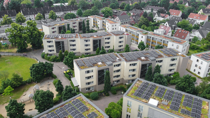 In der Siedlung Weißenburg in Münster wurden 19 Mehrfamilienhäuser mit Photovoltaikanlagen ausgestattet.