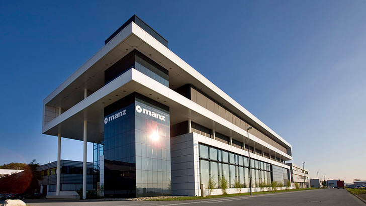 Aus Reutlingen kommen in Zukunft keine Maschinen für die Dünnschichtphotovoltaik mehr. Dafür vermehrt Equipment für die Batteriefertigung und die Elektromobilität.