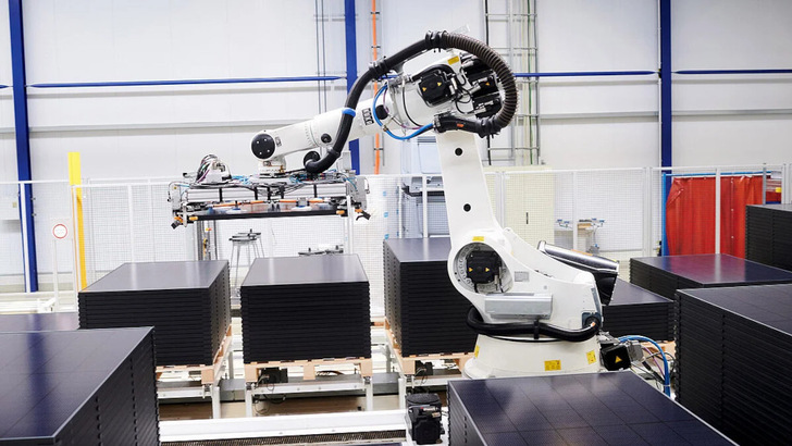 Weniger Module als ursprünglich geplant liefern die Linien in der Fabrik im sächsischen Freiberg. - © Meyer Burger
