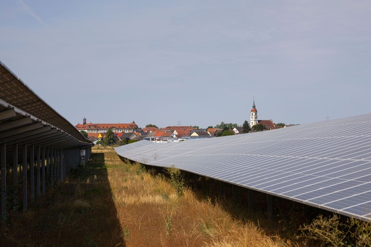 Die 15.500 Module des neuen Solarkraftwerks produzieren rund 6.500 Megawattstunden pro Jahr. - © N-Ergie, Melissa Draa
