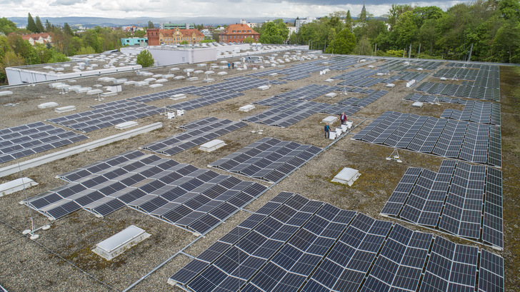 Städtische Werke haben auf den Dächern des Betriebshofs Kassel-Wilhelmshöhe eine Solaranlage installiert.