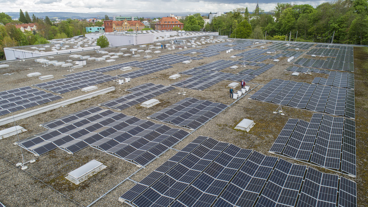 Städtische Werke haben auf den Dächern des Betriebshofs Kassel-Wilhelmshöhe eine Solaranlage installiert. - © Andreas Fischer, Städtische Werke
