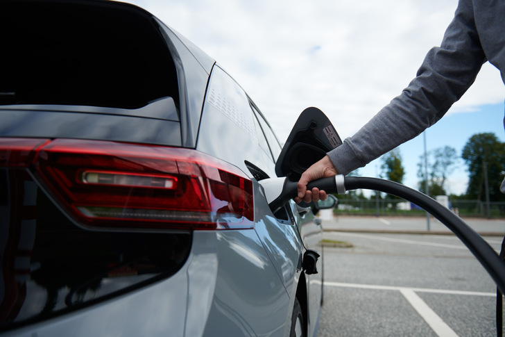 Eon und die ADAC Service bieten ebenfalls gemeinsam Ladestationen an.