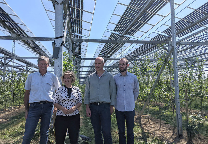 Umwelt- und Klimaschutzministerin Katrin Eder ist zur Einweihung der Solaranlagen im Landkreis Grafschaft gekommen. - © MUKEM
