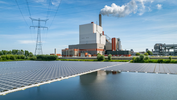 Noch raucht der Schornstein des Kohlekraftwerks Amer. Doch bald werden die Erneuerbaren übernehmen. - © RWE
