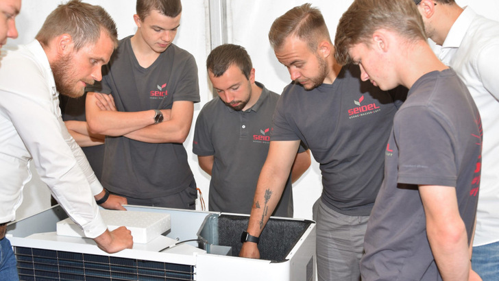 Beim Intensivtraining können die Azubisdirekt an der Wärmepumpe die Theorie ausprobieren.