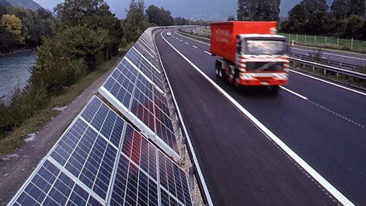 Lärmschutzwände mit Photovoltaik können einen Beitrag zur Energiewende leisten.