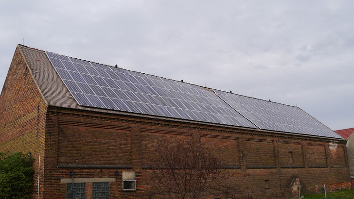 Diese Dachanlage aus dem Jahr 2010 steht gegenwärtig zum Verkauf.