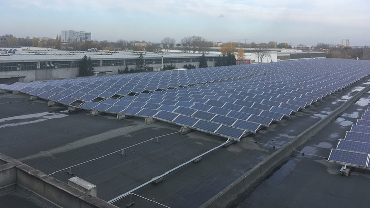 Diese große Dachanlage in Berlin wurde demontiert und steht zum Verkauf.