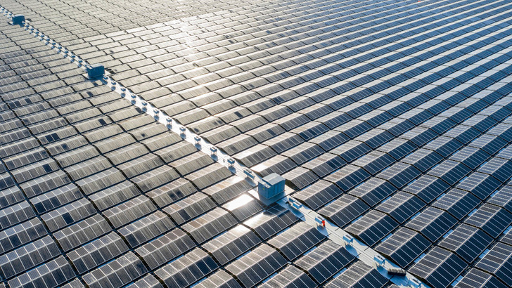 Solche Solarinseln, hier ein Beispiel von Baywa r.e., erlauben große Solarparks auf Gewässern.