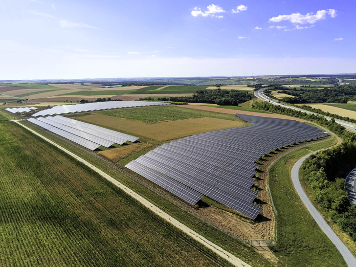 Der Solarpark Rossgraben verfügt über 22.000 Solarmodule und hat eine Leistung von rund zehn Megawatt. - © Marko Godec/Trurnit
