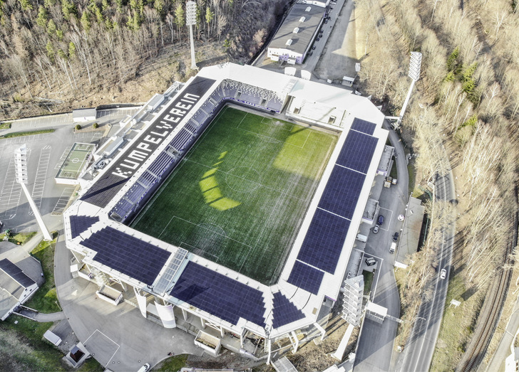 Das Stadion des FC Erzgebirge Aue mit der fertig installierten Solaranlage.