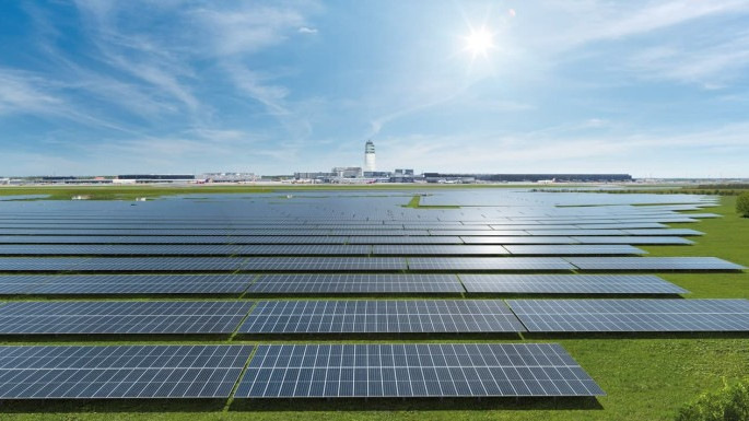 Der riesige Solarpark des Flughafens in Wien ist ein zentrales Element auf dem Weg zum klimaneutralen Betrieb. - © Flughafen Wien AG

