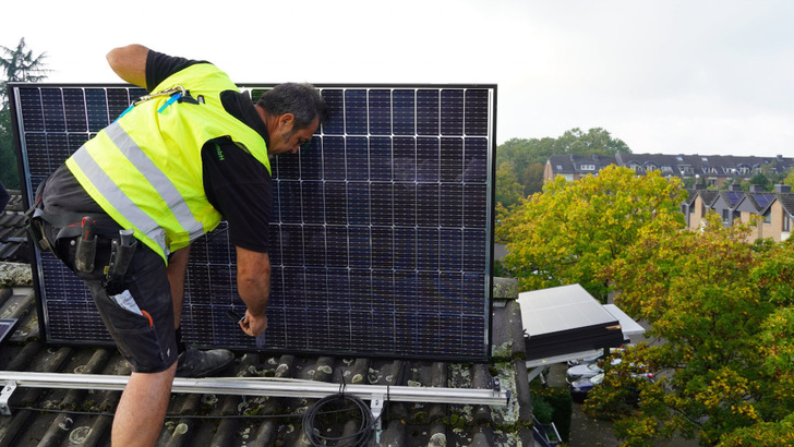 Installation der Solarmodule auf dem Dach eines Anwohners der Siedlung in Lindenthal.