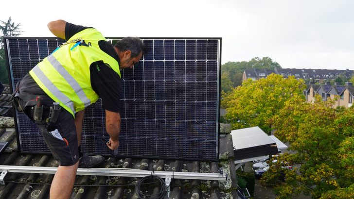 Installation der Solarmodule auf dem Dach eines Anwohners der Siedlung in Lindenthal. - © Wegatech
