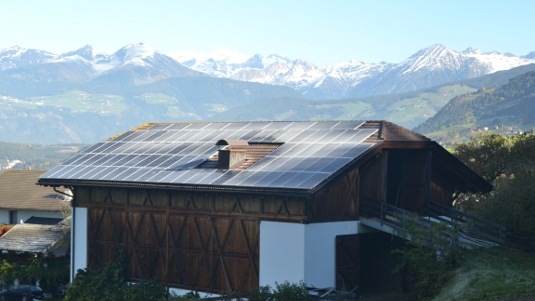Immer mehr Hauseigentümer - auch Landwirte - in der Schweiz wollen auf die Photovoltaik umsteigen. Um die Nachfrage zu bedienen, sind jede Menge Fachkräfte notwendig. - © Velka Botička
