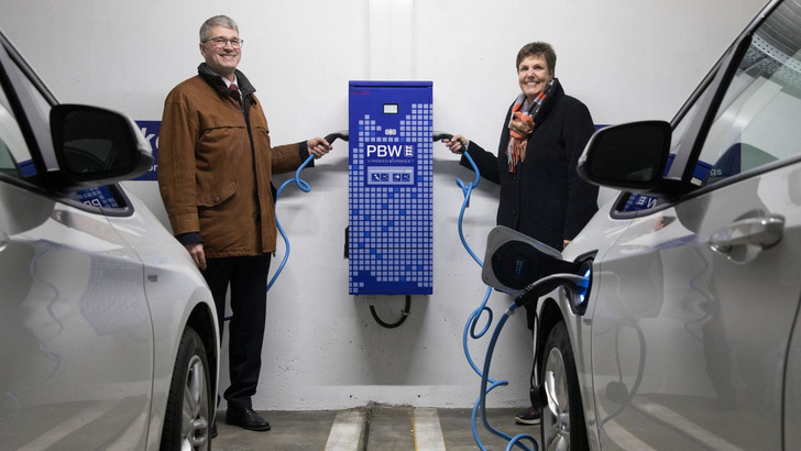 Mit dem neuen Lademanagement lassen sich bis zu 19 Elektroautos aufladen, ohne den Netzanschluss aufbauen zu müssen. - © DLR/Eppler
