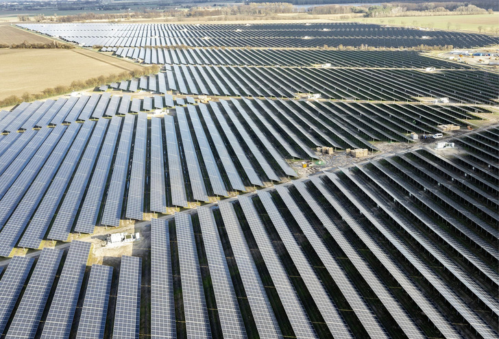 Deutsche Energieversorger bauen immer mehr Solaranlagen im In- und Ausland. Hier der neue Solarpark Gottesgabe in Brandenburg. - © Foto: paul-langrock.de/EnBW

