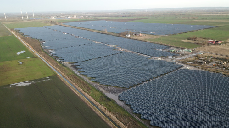 Luftaufnahme eines neuen Solarparks der EnBW in Alttrebbin.