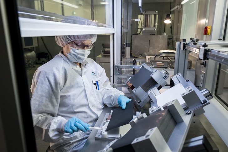 Manuelle Zellfertigung im Batterietechnikum bündelt die Kompetenzen entlang der Wertschöpfungskette.