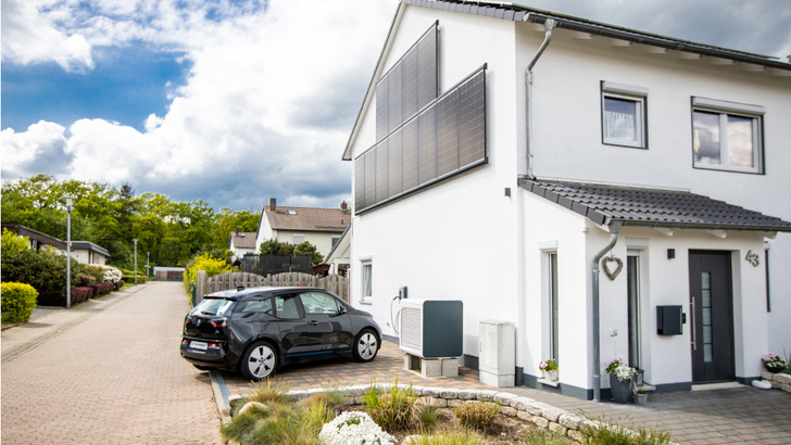 Neben der Photovoltaik und er Elektromobilität wird auch die Umstellung der Wärmeversorgung auf Solarstrom entscheidend für sinkende Energiekosten für Hauseigentümer. - © Solarwatt
