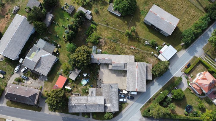 Dieses Gebäude bekommt eine Dachanlage, die im Februar 2023 ans Netz geht.