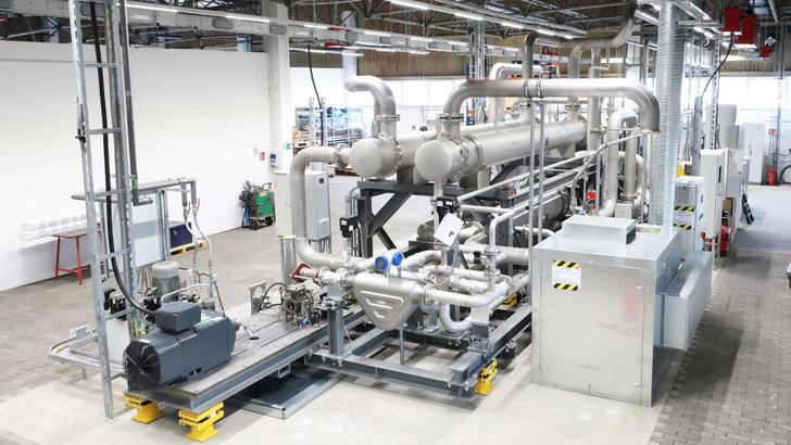 Mit dieser Wärmepumpenanlage erreichen die Entwickler des DLR schon Temperaturen von etwa 300 Grad Celsius. Mit Argon als Arbeitsmedium sind sogar über 400 Grad Celsius möglich.