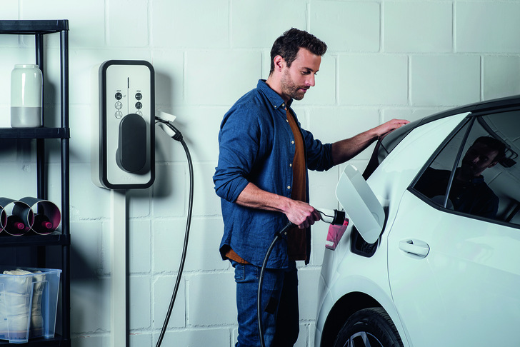 Diese Wallbox erlaubt es, das E-Fahrzeug mit Sonnenstrom vom eigenen Dach zu laden.
