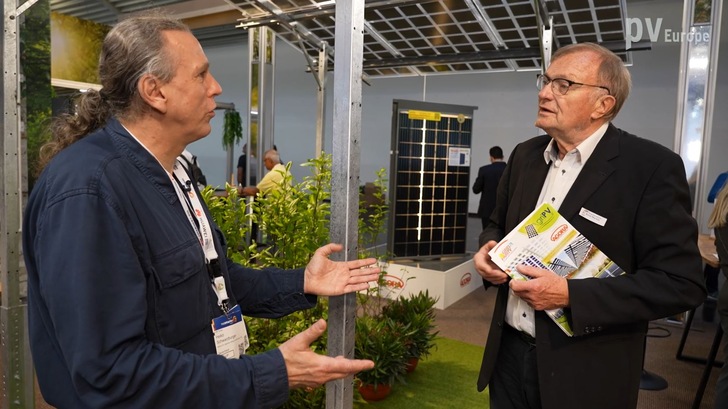 Dr. Erich Merkle (rechts) ist CEO der Gridparity AG. Er ist im Gespräch mit photovoltaik-Chefredakteur Heiko Schwarzburger.