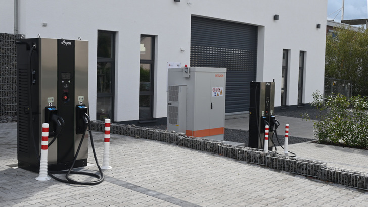 Neben einer Solaranlage sind noch zwei Ladestationen für Elektroautos und – ganz neu – auch ein Stromspeicher als einzige reale Erzeuger und Verbraucher auf dem Gelände des Smart Grid LAbs installiert. - © Intilion
