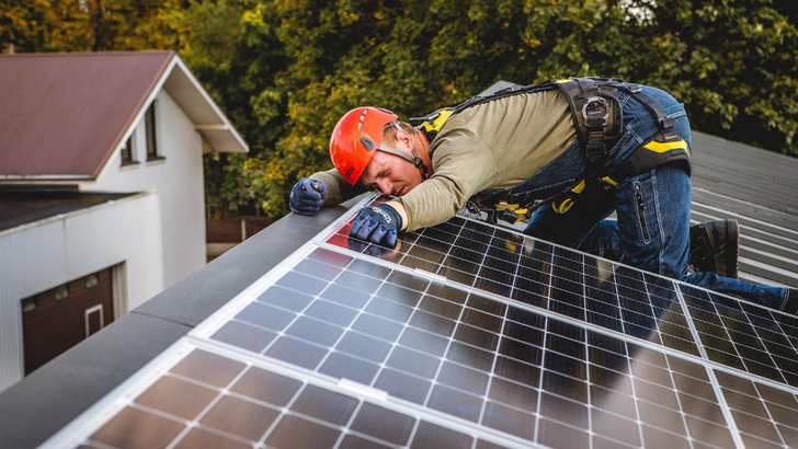 Die Nachfrage nach qualifiziertem Personal in der Solarbranche wächst weiter. - © Sharp
