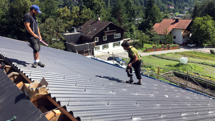 Setzen der Stockschrauben  für die Montageschienen der Solarmodule auf einem Trapezblechdach. - © Darvid Huhn
