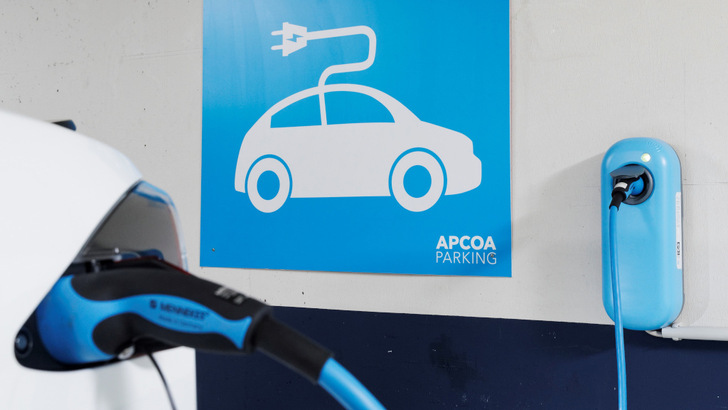 E-Ladestation in einem Parkhaus von Apcoa in Frankfurt am Main.