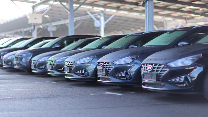 Die Parkplatzüberdachung in Rackwitz wird für den Kunden Hyundai Motor Deutschland genutzt.