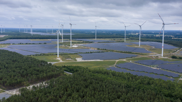 Mit 80 Megawatt haben GP Joule, Terravent Investments und Steinbock EE den zweiten von drei Abschnitten des Energieparks Lausitz ans Netz gebracht. - © GP Joule
