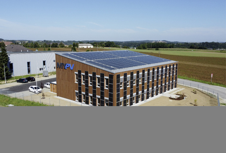 Das neue Firmegebäude von My-PV wird vor allem mit Solarenergie aus der Fassade und vom Dach versorgt. Die Energie reicht aus, um bilanziell die komplette Energieversorgung inklusive Wärme und Mobilität zu stemmen. - © Foto: My-PV

