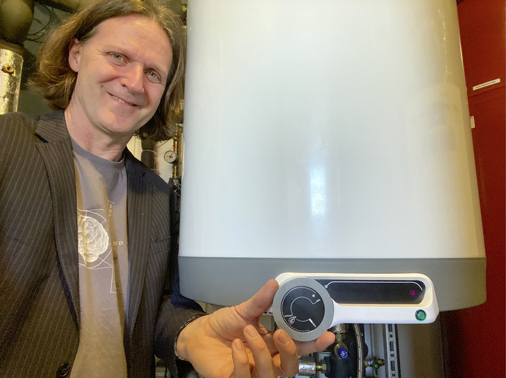 Professor Timo Leukefeld mit dem neuen Autarkie-Boiler. - © Foto: Timo Leukefeld GmbH
