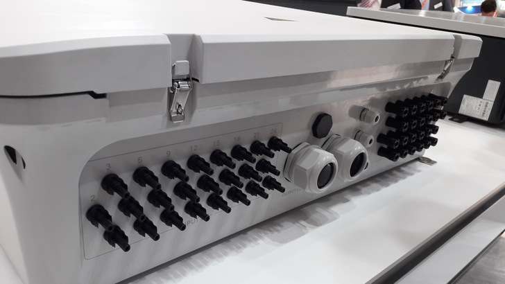 Unser Beitrag zum Shooting: Neuer Umrichter von Sungrow, entdeckt auf der Intersolar 2022 in München.