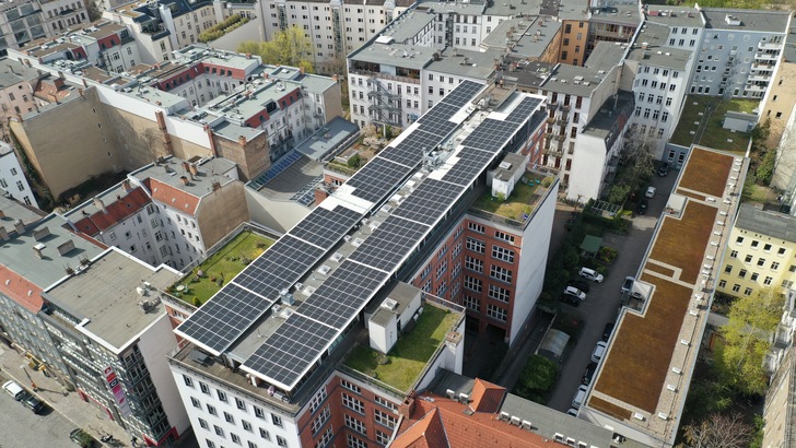 Die Mieter in der Novalisstraße 11 in Berlin-Mitte werden auch mit Solarstrom vom eigenen Dach versorgt.
