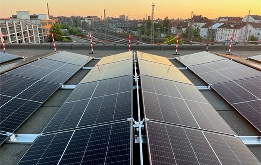 Künftig soll es mehr Photovoltaikanlagen auf Dächern von landeseigenen Gebäuden geben.