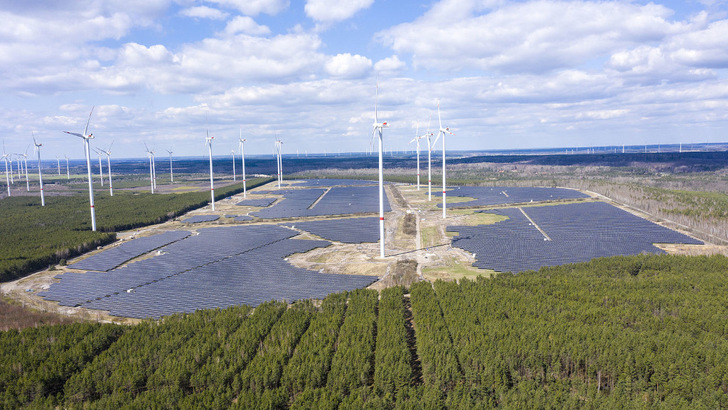 Der Energiepark Lausitz verfügt über Windräder und Solarparks – eine starke Kombi.
