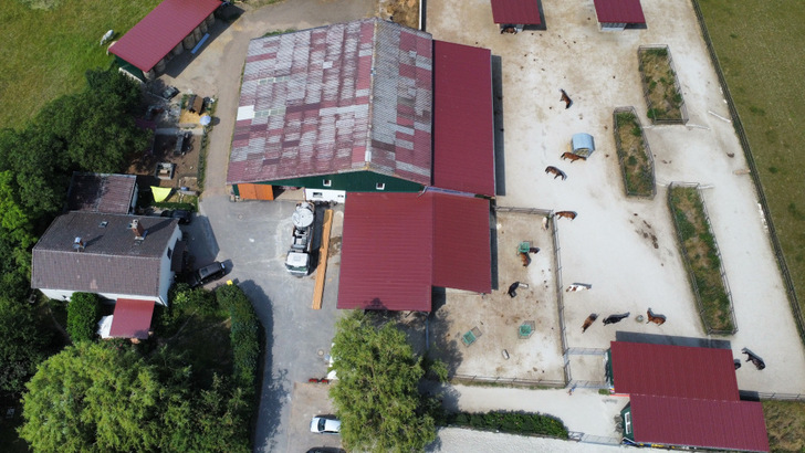 Dieses Dach wird bis Mitte 2023 mit Solarmodulen erschlossen.