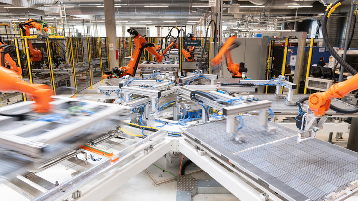 Die Modulproduktion bei Solarwatt in Dresden läuft auf Hochtouren, um die steigende Nachfrage zu bedienen. - © Solarwatt
