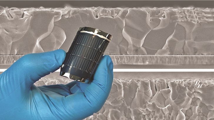 Flexible CIGS-Solarzellen bestehen aus sehr dünnen Schichten, darunter eine Verbindung aus den Elementen Kupfer, Indium, Gallium und Selen. - © Empa
