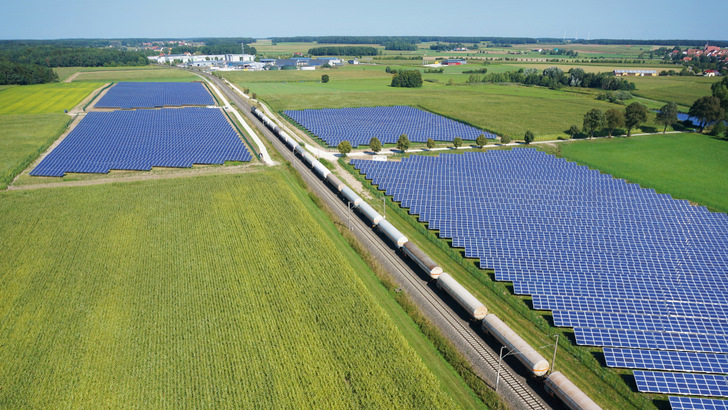 Naturenergy entwickelt zunehmend Solarparks an Bahnstrecken, hier in Merkendorf. - © Naturenergy/Naturstrom
