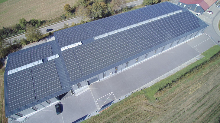 Dachanlage bei der Firma Drexler, von Wirsol errichtet. Auch solche Projekte sind durch die Pläne aus dem Ministerium gefährdet. - © Wirsol

