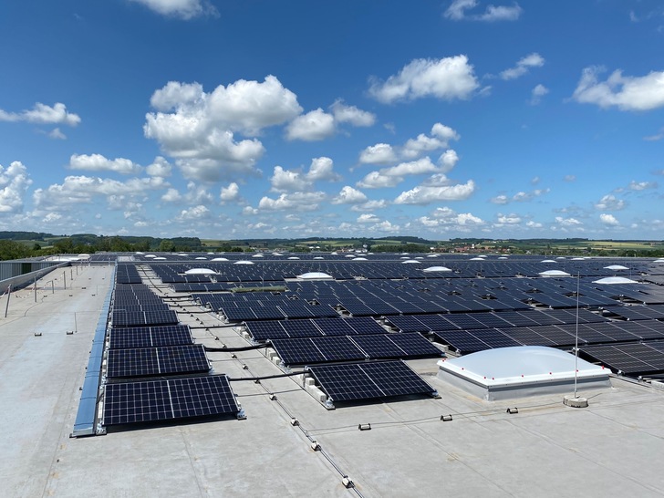 Vier Fußballfelder groß: Die Solardachanlage in Pilsting.