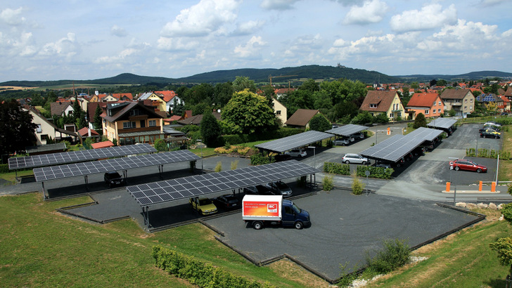 Mindestens zehn Stellplätze muss der Parkplatz umfassen und zumindest zeitweise öffentlich zugänglich sein. - © IBC Solar
