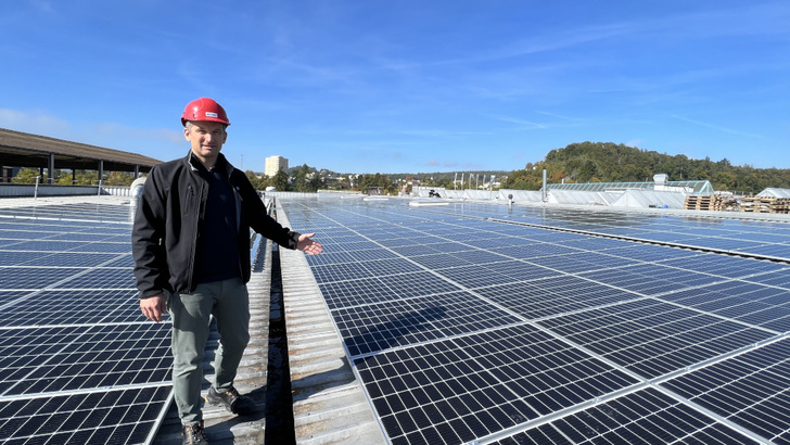 Werksleiter André Heppa präsentiert die neue Solaranlage auf dem Dach der Conica-Produktionsgebäude.
