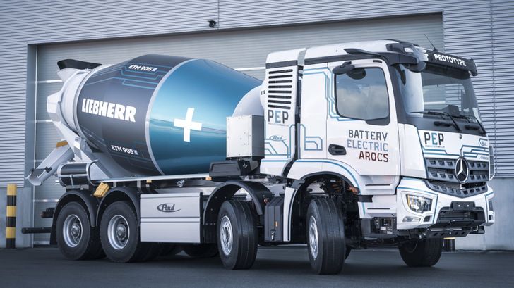 Auf den ersten Blick sieht er aus wie ein herkömmlicher Betonmischer. Doch der Elektroantrieb sorgt für flüsterleise Fahrt zur Baustelle.